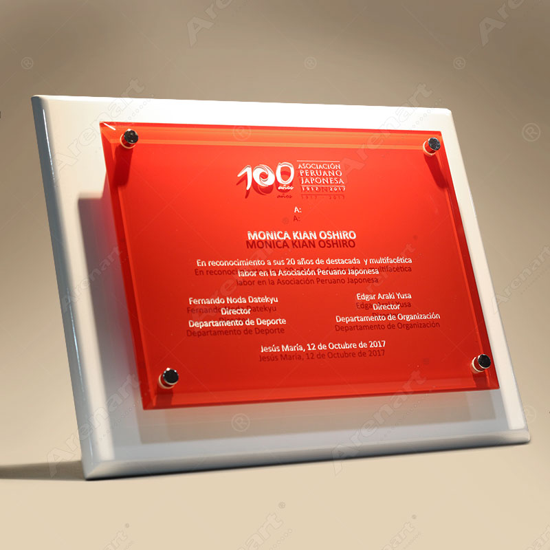 placa-whitewood-red-madera-piano-grabado-cristal-rojo-arenart-reconocimiento-lima-grande.jpg