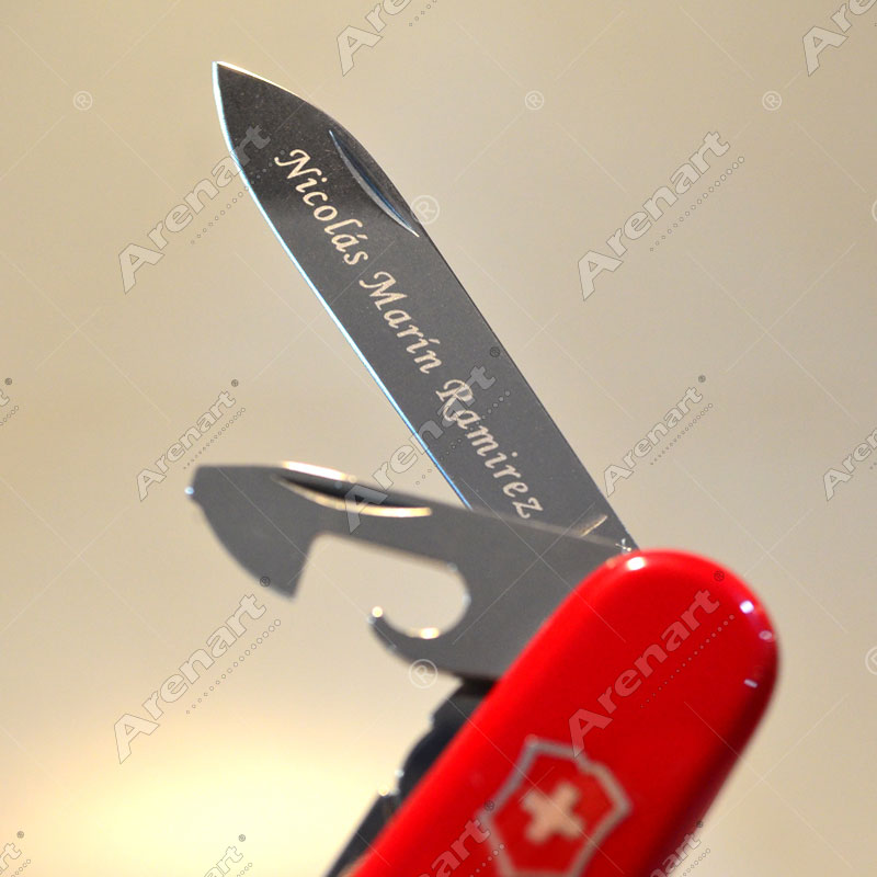 Navaja-Victorinox-grabado-metal-arenado-nombre-personalizado-arenart.jpg