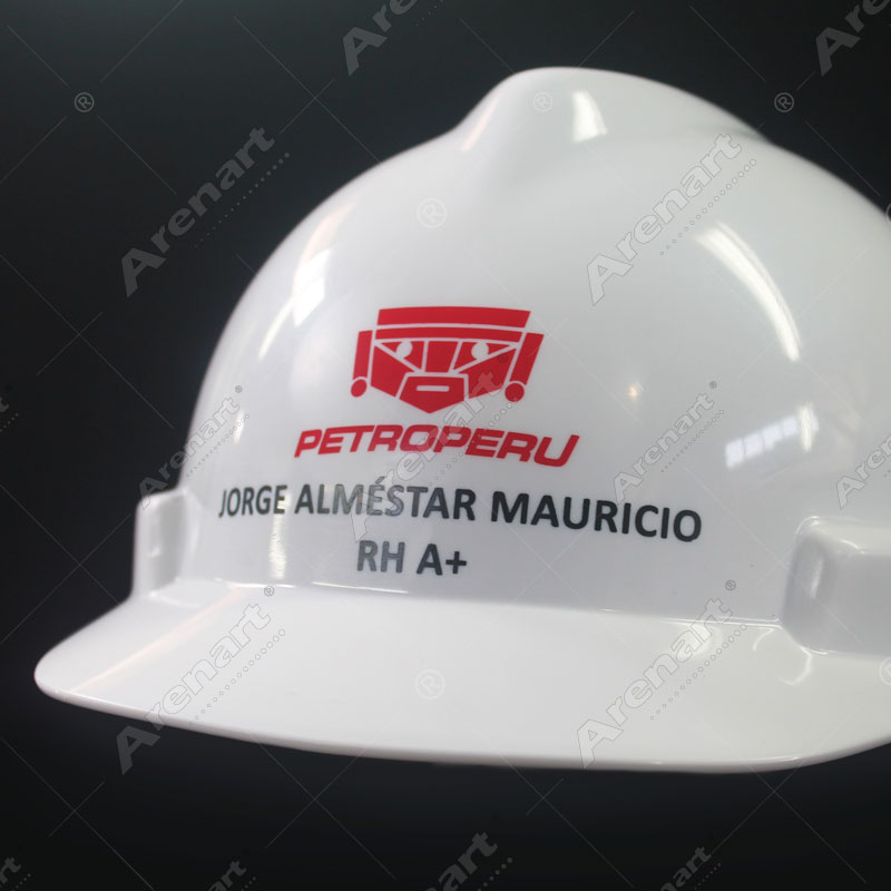 casco-Petroperu-grabado-plastico-arenado-logo-pintado-arenart.jpg