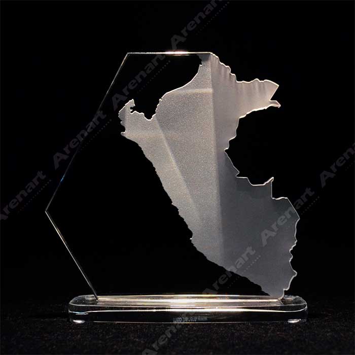 trofeo-arenado-base-cristal-ultraclaro-pavonado-mapa-del-peru-para-premiacion-arenart-en-lima.jpg