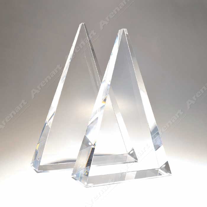trofeo-arenado-torre-triangular-de-cristal-optico-para-reconocimiento-arenart-en-lima.jpg