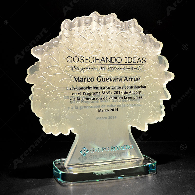 trofeo-cristal-pavonado-en-lima-reconocimiento-Family-Tree-Grupo-Romero-arenart.jpg